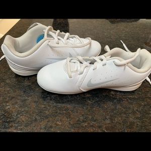 Girls Nike cheer sideline ii with blue and green inserts.